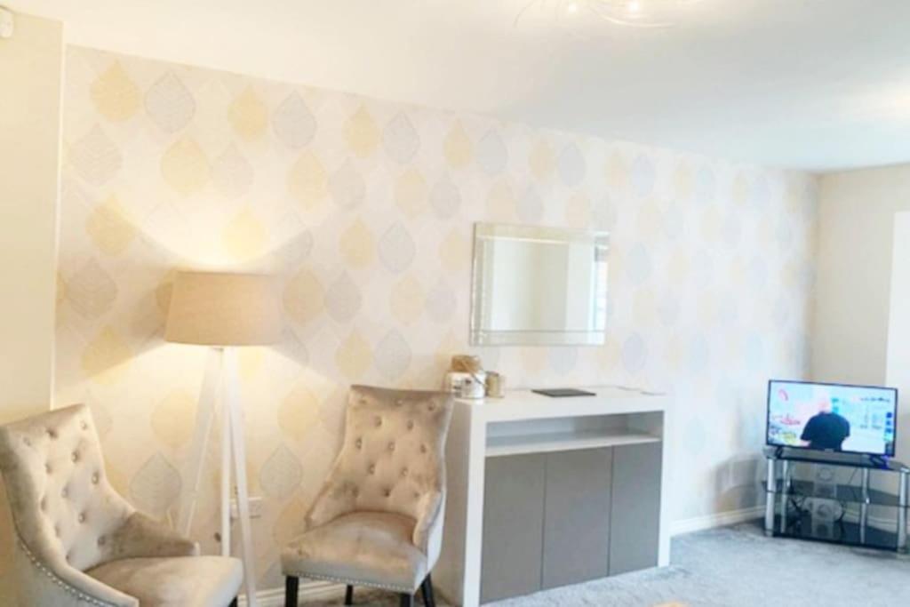 Spacious Detached 5 Bedroom4 Bathroom Wifi Parking Ньюкасл-андер-Лайм Экстерьер фото