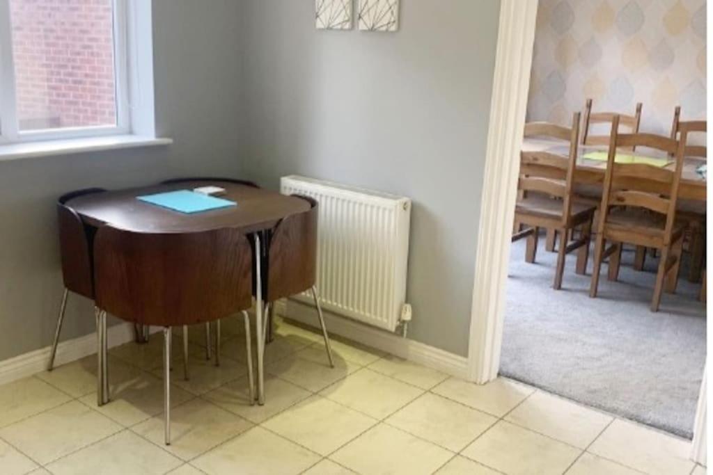 Spacious Detached 5 Bedroom4 Bathroom Wifi Parking Ньюкасл-андер-Лайм Экстерьер фото
